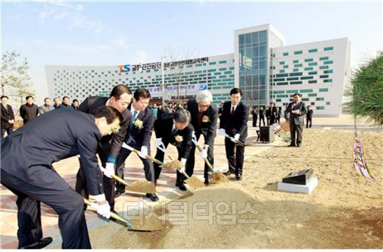 오영태 교통안전공단 이사장(왼쪽 세번째)이 지난 25일 임직원들과 함께 경기 화성 교통안전체험교육센터에서 열린 준공식에 참석해 센터의 출발을 알리는 첫 삽을 뜨고 있다.<교통안전공단 제공>